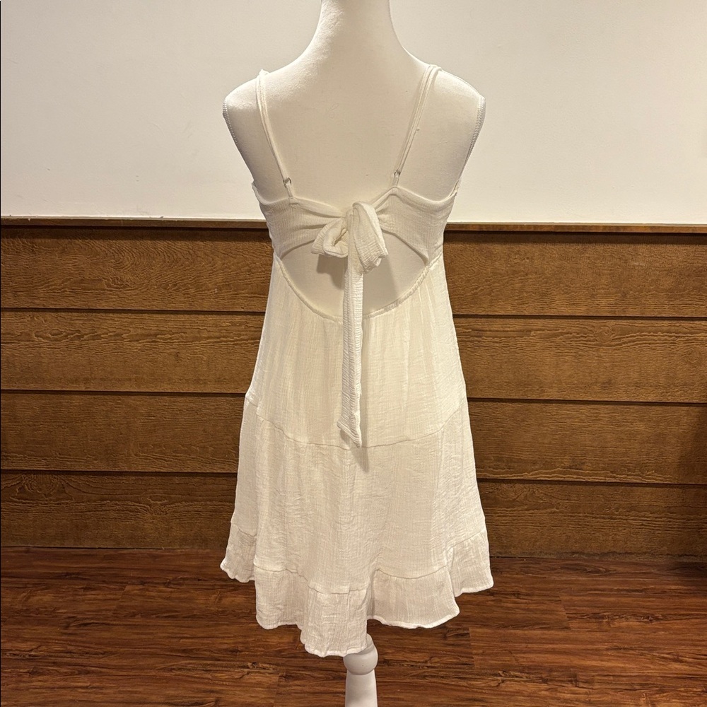 Elegant White Summer Dress - Picture 3 of 4